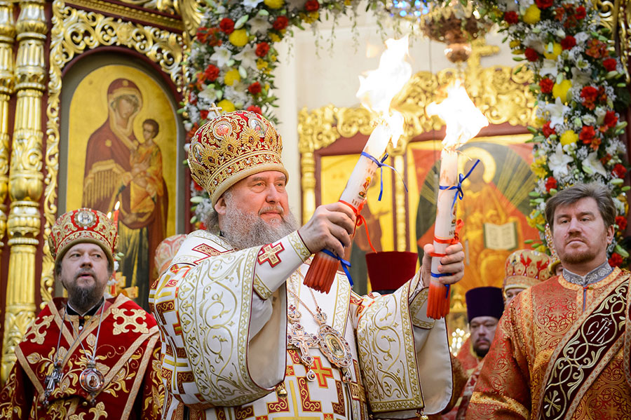 В праздник святой Пасхи митрополит Александр совершил праздничную великую вечерню в Вознесенском соборе Алма-Аты