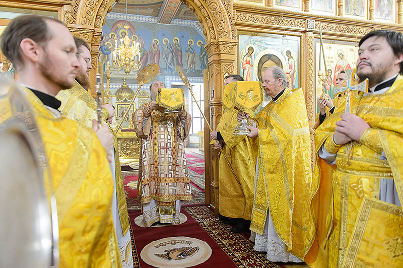 В праздник Собора новомучеников и исповедников Церкви Русской митрополит Александр совершил Литургию в Софийском соборе Южной столицы