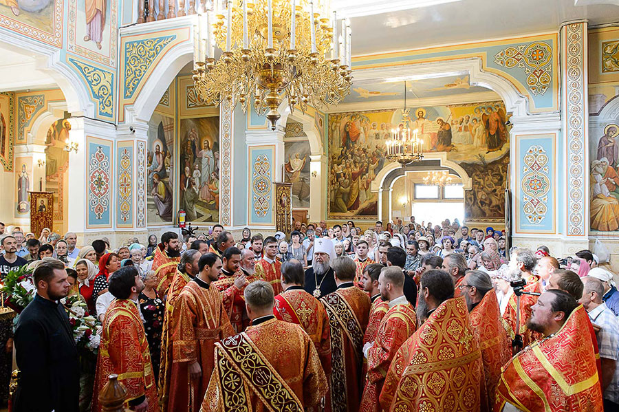 В день памяти великомученика Пантелеимона митрополит Александр совершил Литургию в Никольском соборе Алма-Аты, где пребывают мощи святого целителя 