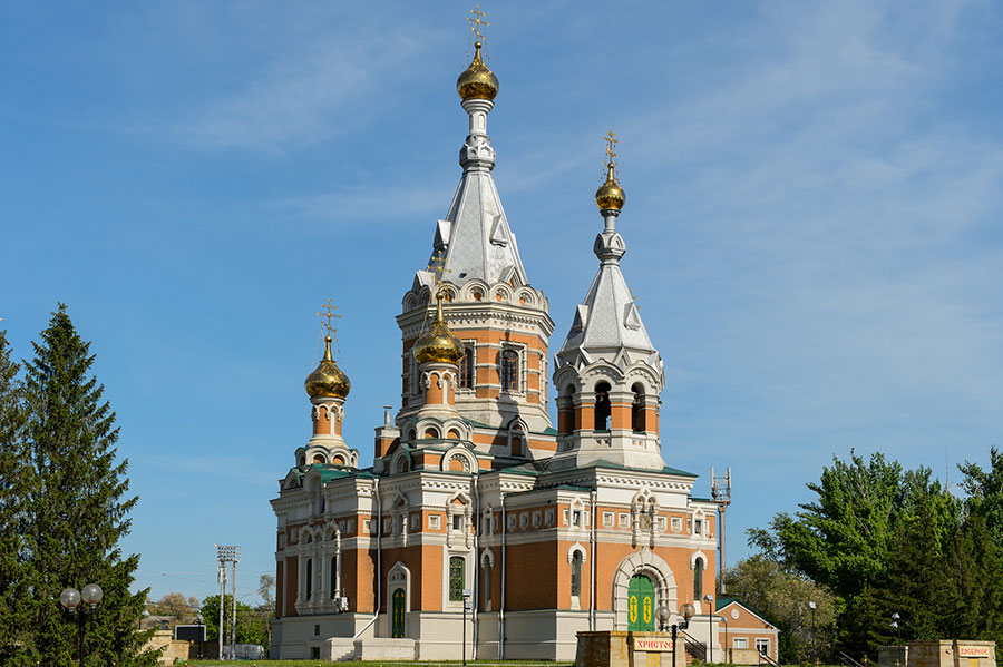 В храме Христа Спасителя («Золотой церкви») города Уральска состоялась праздничная Литургия по случаю принесения Пояса Божией Матери и мощей преподобного Серафима Саровского