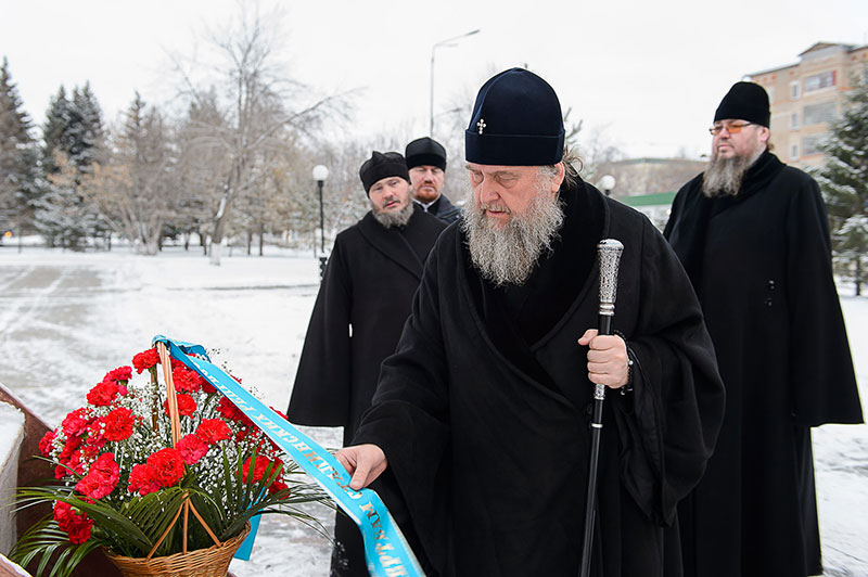 Митрополит Александр возложил венки к Стене памяти жертв политических репрессий и мемориалу в честь Победы в Великой Отечественной войне 