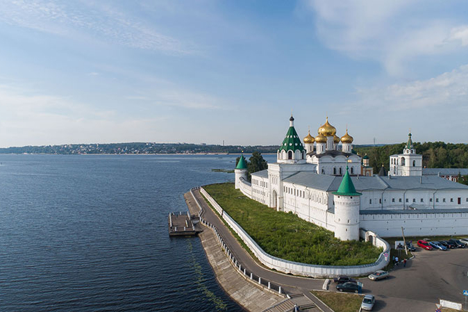 Глава Православной Церкви Казахстана совершил Литургию в древней Свято-Троицкой Ипатьевской обители города Костромы