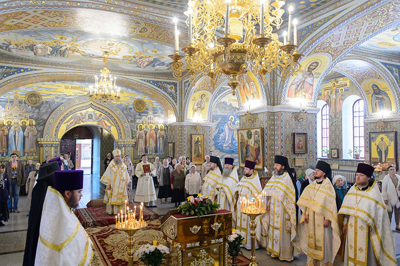 День памяти равноапостольных Кирилла и Мефодия. Митрополит Александр совершил Литургию в алма-атинском храме Христа Спасителя 