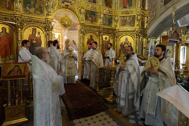 В день праздника иконы Божией Матери «Неупиваемая Чаша» Глава Митрополичьего округа совершил Литургию в храме московского Представительства Православной Церкви Казахстана